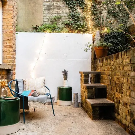 The Kensington Grove - Stylish 2bdr Flat With Private Patio 아파트