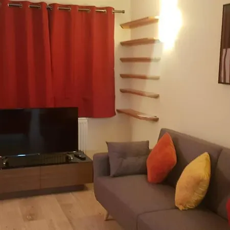 Garland Modern House With Parking & Garden