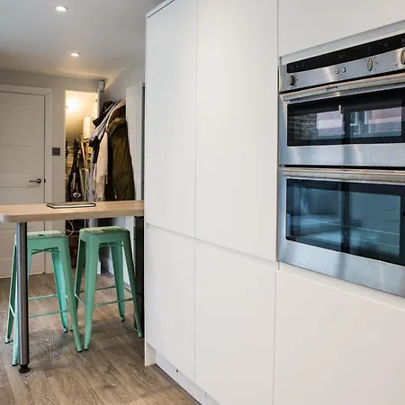 Magnificent House For 6 In Fulham With Back Garden Holiday home London