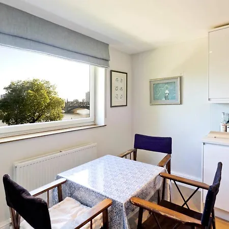 Bright 2-bed In Fashionable Chelsea Apartment *