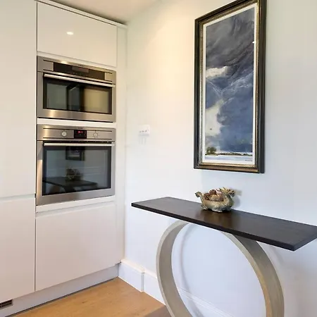 Bright 2-bed In Fashionable Chelsea Apartment London