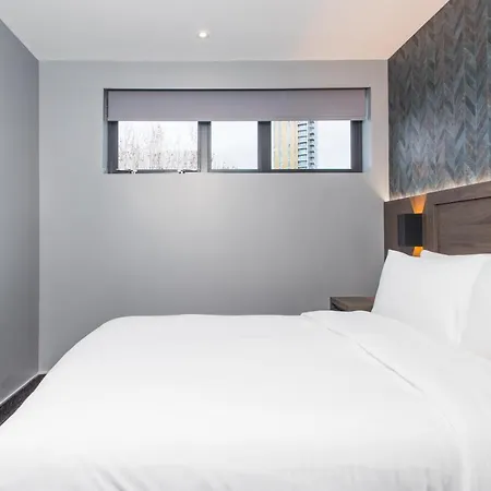 Brit Elephant Castle Hotel 3*