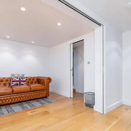 Guestready - Mews House - Spacious 2br In West Kensington בית נופש *